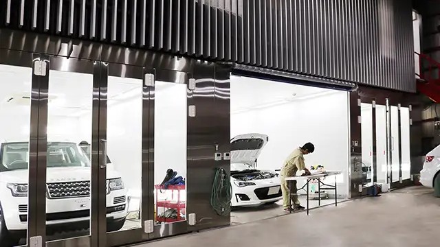 ディーラー施工と専門店施工の違いについて解説するイメージ