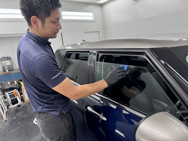 MINIクラブマン　ウインドウコーティング塗布中　東京都