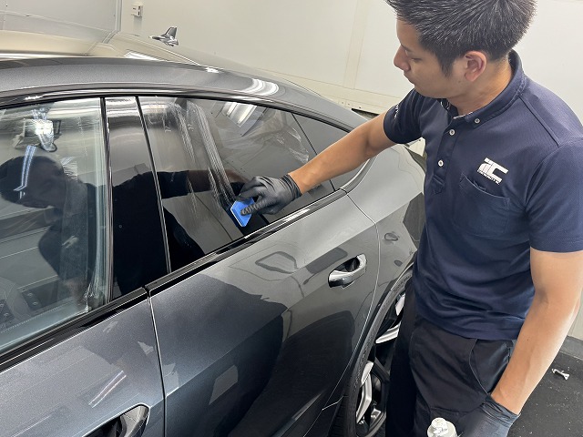 アウディRS7 ウインドウコーティング塗布中　茅ヶ崎