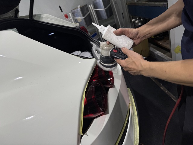 フェラーリGTC4　研磨作業中　千代田区