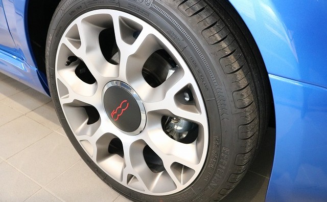 フィアット500Sにホイールコーティングを施工している様子