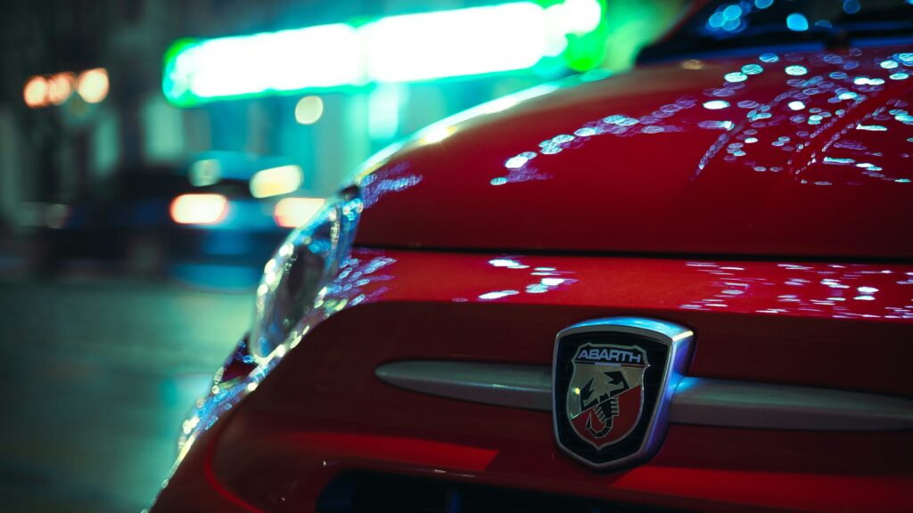 アバルト車種へのコーティングに関するよくある質問に答えるイメージ