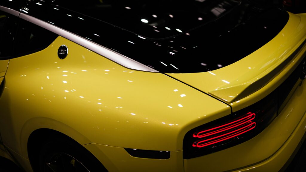 ディーラーと専門店のコーティングを比較するイメージ