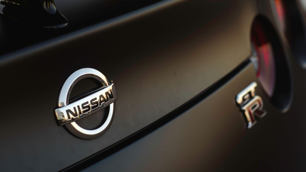 日産純正コーティングの種類と特徴について解説するイメージ