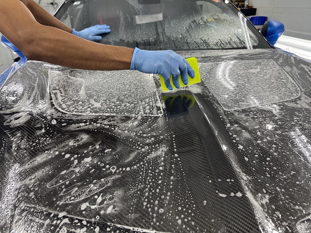 アルピーヌ A110R　プロテクションフィルム貼り付け作業中　茨城