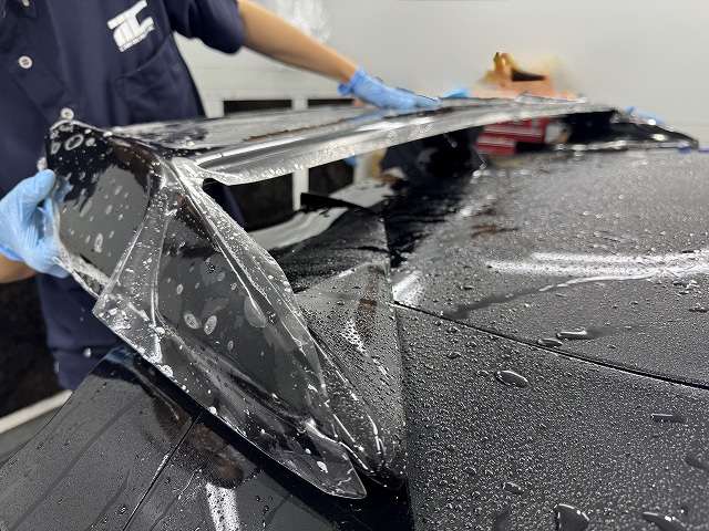 日産 GTR　プロテクションフィルム貼り付け中　東京