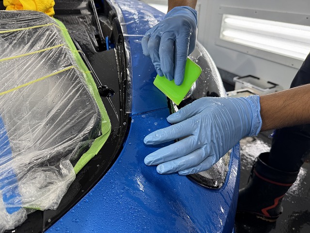 アルピーヌ A110R　プロテクションフィルム貼り付け作業中　茨城