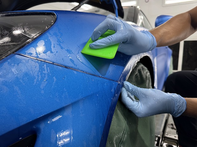 アルピーヌ A110R　プロテクションフィルム貼り付け作業中　茨城