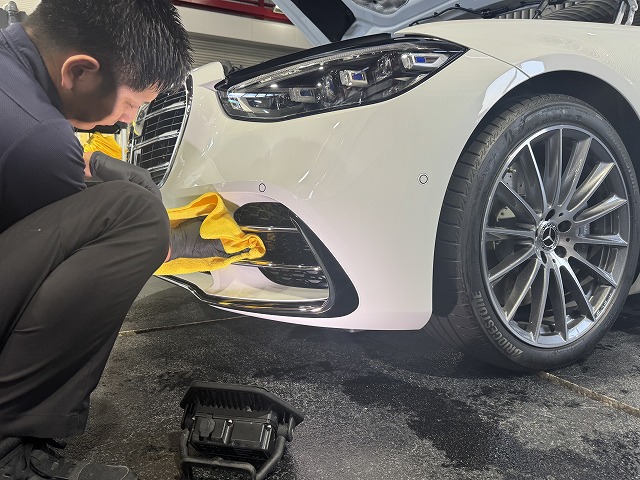 メルセデスベンツ S500　セラミックコーティング拭き上げ中　中央区