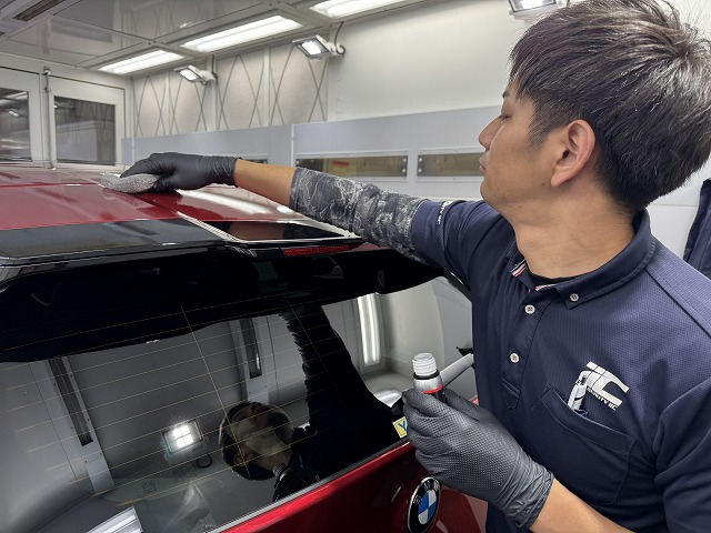 BMWX3　セラミックコーティング塗り込み中　港区
