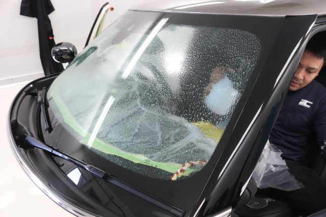 BMW　MINIクラブマン　カーフィルム施工中　車内