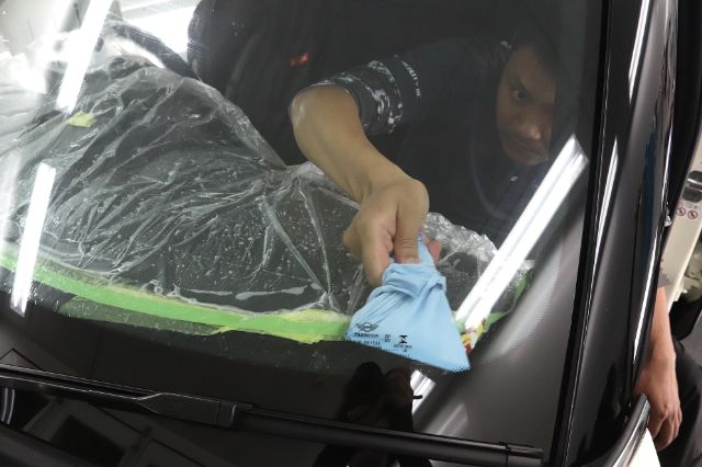 BMW　MINIクラブマン　カーフィルム施工　水抜き