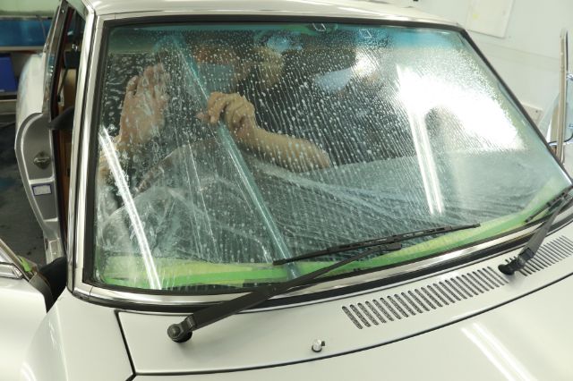 いすゞ 117クーペ フロントガラスにカーフィルム施工