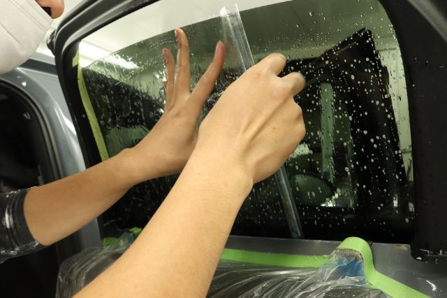 ポルシェカイエン サイドガラスにカーフィルム施工