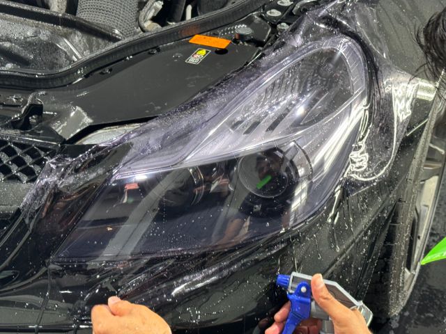 メルセデスベンツSL350 ヘッドライトプロテクション施工中