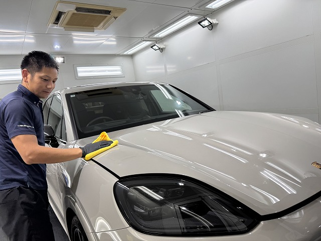 ポルシェカイエン　セラミックコーティング拭き上げ中　市川