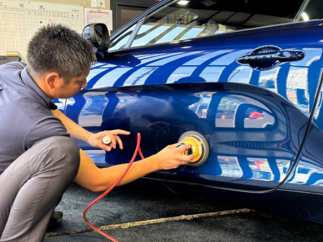 アルピーヌA110Sにセラミックコーティングを施工。下地処置中