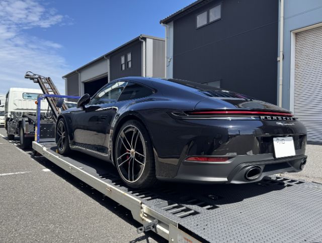 ポルシェ911カレラSがプロテクションフィルム施工の為積載車で入庫