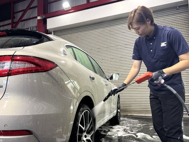 洗車作業中　マセラティレヴァンテにカーコーティング