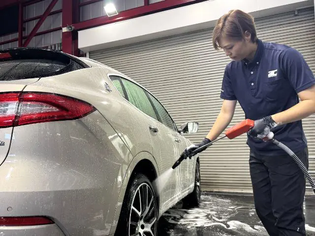 洗車作業中 マセラティレヴァンテにカーコーティング - トータルカービューティIIC 洗車作業中 マセラティレヴァンテにカーコーティング