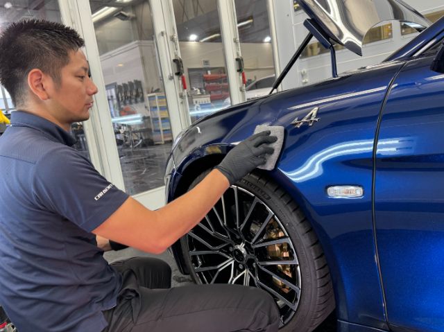 アルピーヌA110Sにセラミックコーティングを施工中