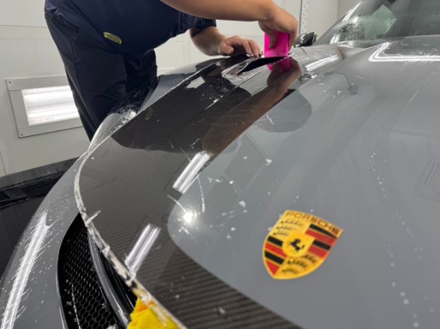 ポルシェ718スパイダーのボンネットにプロテクションフィルム施工する様子