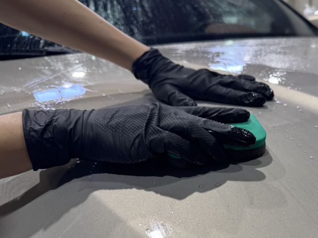 下地処理の鉄粉除去作業中　マセラティレヴァンテにカーコーティング