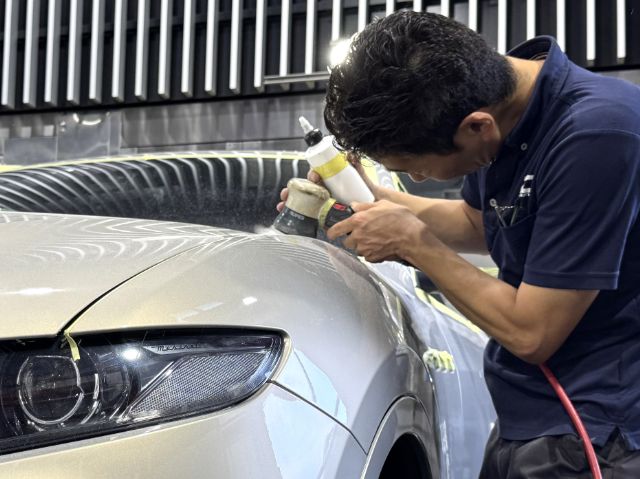 下地処理の研磨作業中　マセラティレヴァンテにカーコーティング