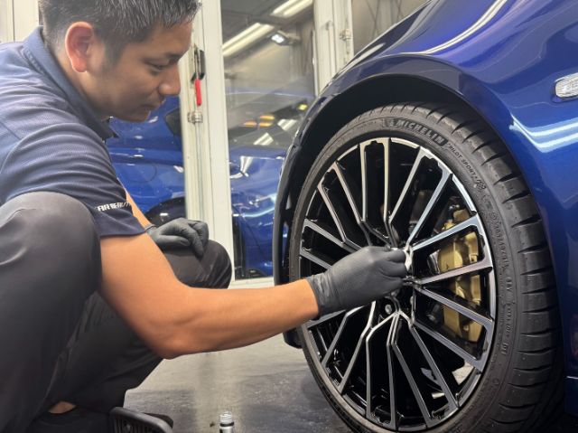 アルピーヌA110Sのホイールにセラミックコーティングを施工中