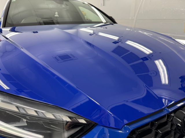 アウディRS５のボンネットにプロテクションフィルムの施工が完了しました