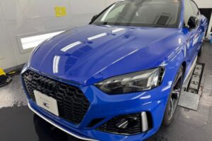 アウディRS５のボンネットにプロテクションフィルムを施工