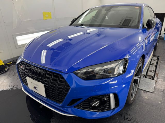アウディRS５のボンネットにプロテクションフィルムを施工