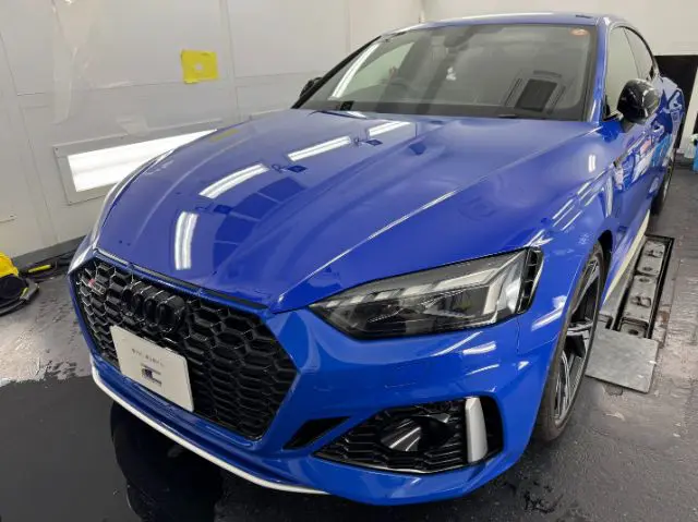 アウディRS5のボンネットにプロテクションフィルムを施工
