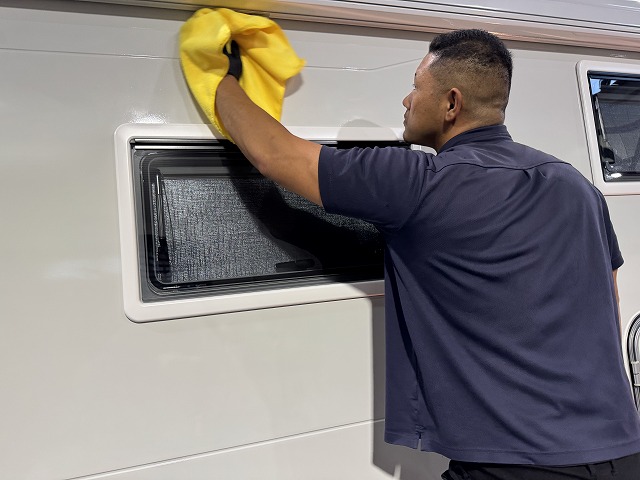 キャンピングカーSAKURA　セラミックコーティング拭き上げ中　つくば市