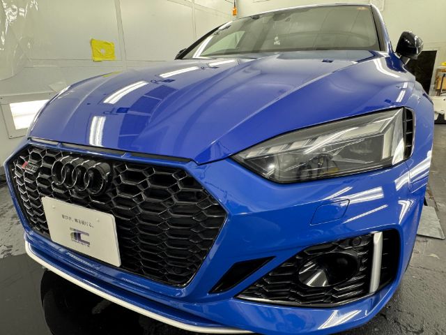 アウディRS５のボンネットにプロテクションフィルムの施工が完了しました