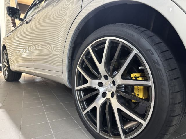 マセラティレヴァンテのカーコーティングが完了