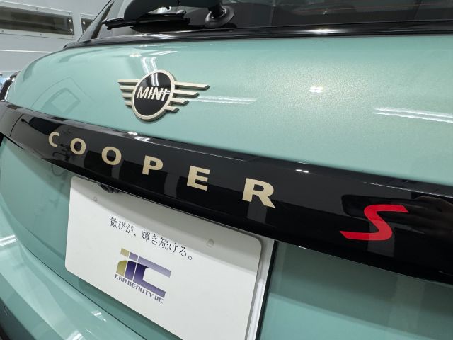 BMW MINIクーパーSにセラミックコーティング　完成　後ろ