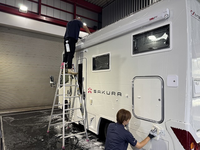 キャンピングカーSAKURA　洗車作業中　つくば市
