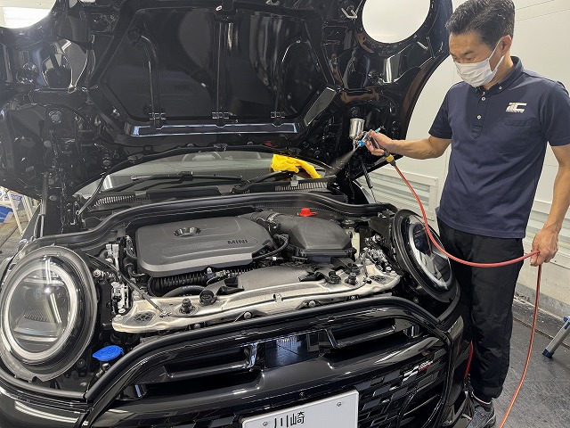 BMW MINIジョンクーパーワークス　エンジンルームコーティング塗布中　川崎