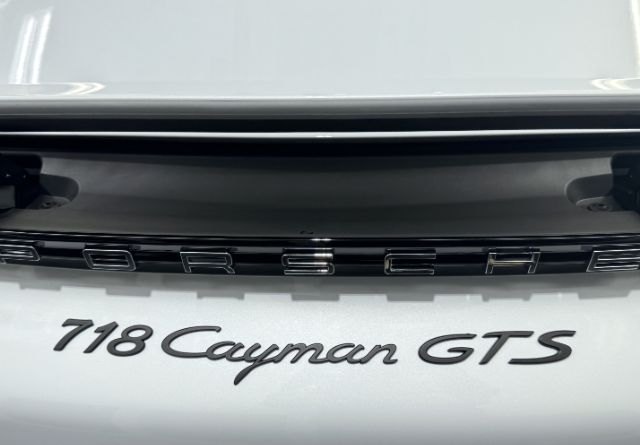 ポルシェ 718ケイマンにセラミックコーティング　完成　エンブレム