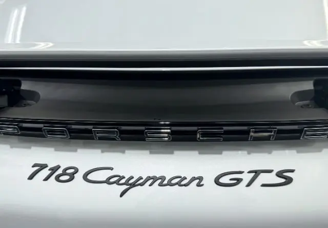 ポルシェ 718ケイマンにセラミックコーティング 完成 エンブレム - トータルカービューティIIC ポルシェ 718ケイマンにセラミックコーティング 完成 エンブレム