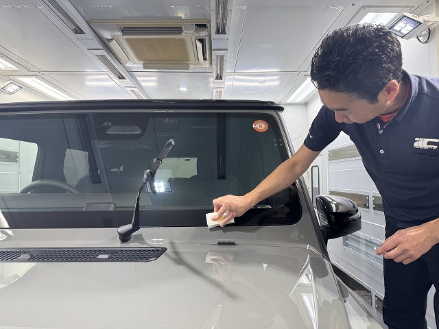 メルセデスベンツG450d　窓ガラスコーティング塗布中　川崎市