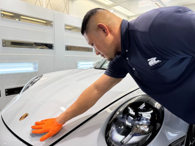 ポルシェ 911カレラGTS　セラミックコーティング塗布中　文京区