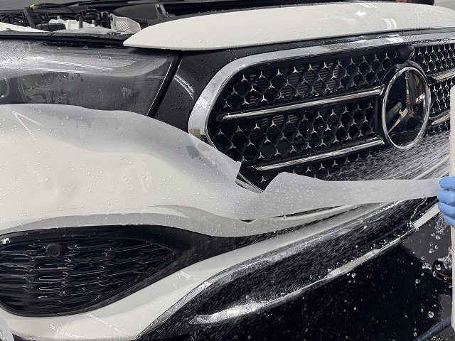 0002 - トータルカービューティIIC メルセデスベンツ E220dオールテレイン プロテクションフィルムの貼り付け中 品川区