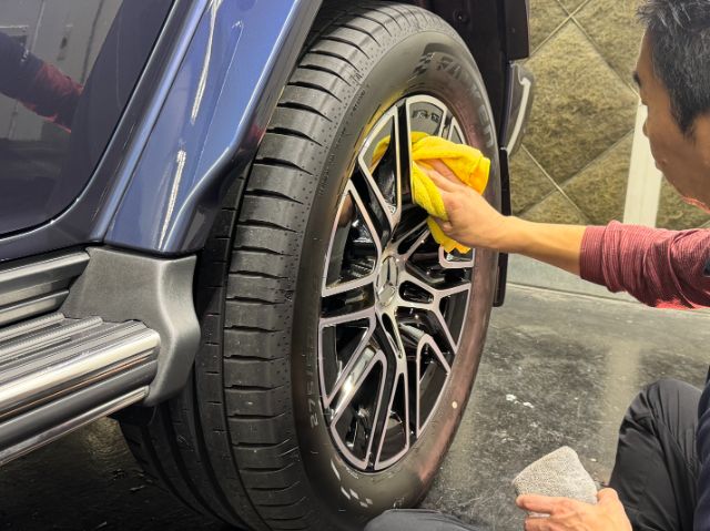 メルセデスベンツ　G400ｄ　ホイールコーティング拭き上げ作業中　伊東市