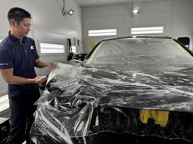 レクサスNX450h＋　プロテクションフィルム貼り付け作業中　品川区