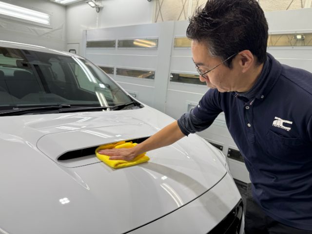 スバル WRX　セラミックコーティング拭き上げの様子　船橋市