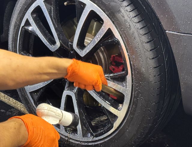 BMW MINIクロスオーバーにセラミックコーティング　細部洗浄