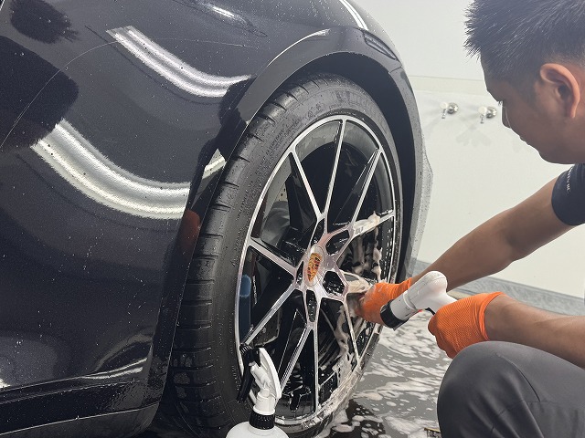 ポルシェ 911カレラ　ホイール洗車の様子　新宿
