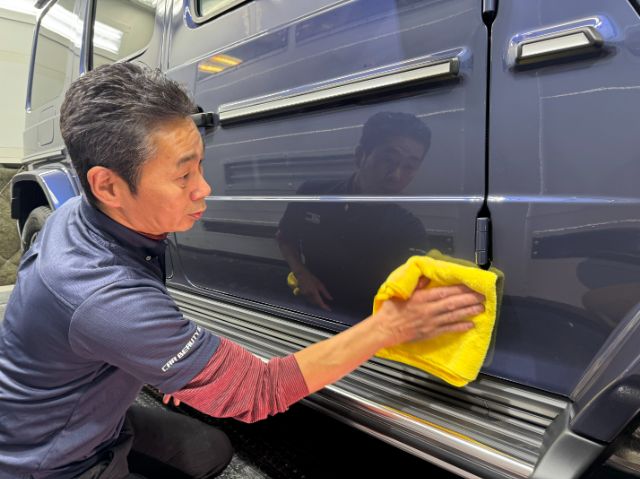 メルセデスベンツ　G400ｄ　セラミックコーティング拭き上げ作業中　伊東市